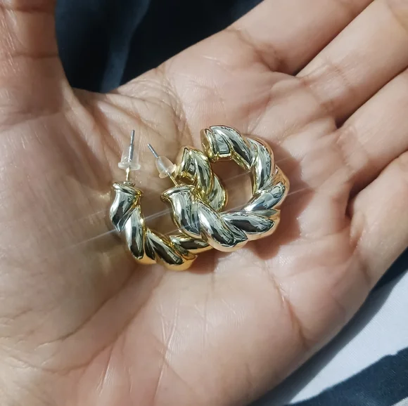 Women Fashion Gold Mini Hoop Earrings - Picture 3 of 6